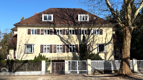 Sanierungsbedürftige 20er-Jahre- Doppelhaushälfte in 1 A-Lage von Berlin-Dahlem